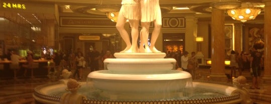 Caesars Palace Hotel & Casino is one of Lugares divertidos! :D.