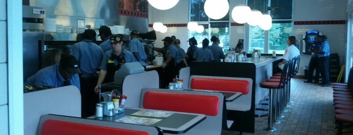 Waffle House is one of Locais curtidos por Sarah.