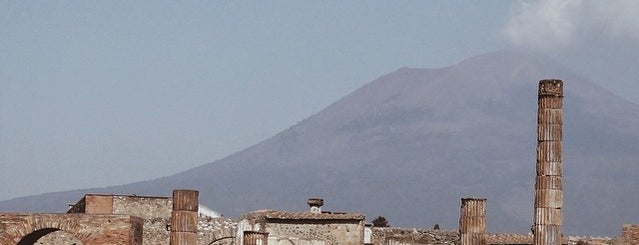 Pompeii is one of Napoli.