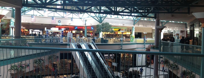 Galleria Mall is one of Lugares favoritos de Joanna.