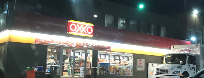 OXXO is one of สถานที่ที่ Joaquin ถูกใจ.