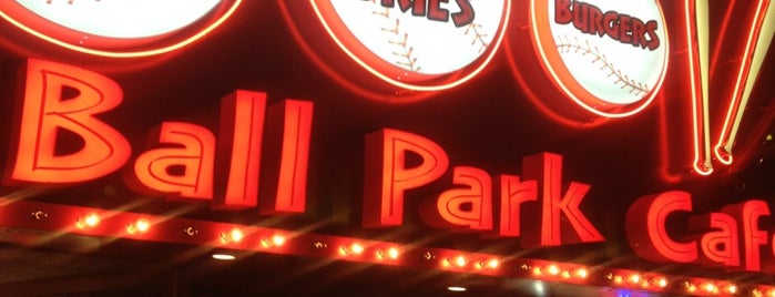 The Ball Park Cafe is one of สถานที่ที่ Lindsi ถูกใจ.