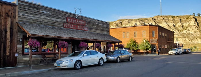 Badlands Pizza Parlor is one of Tempat yang Disukai Harper.