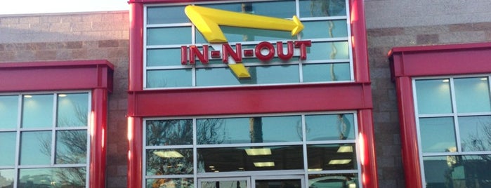 In-N-Out Burger is one of สถานที่ที่ Moe ถูกใจ.