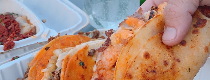 Tacos El Patron is one of Tempat yang Disukai Omer.