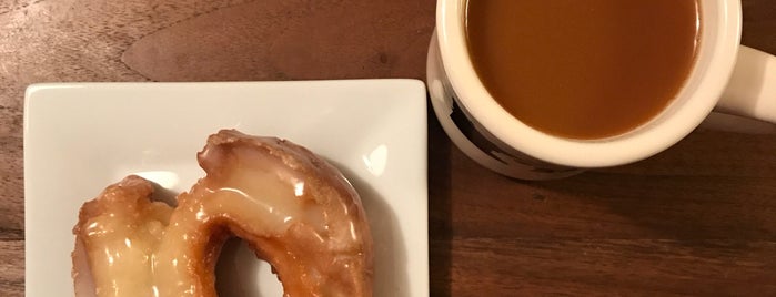 YoYo Donuts & Coffee Bar is one of สถานที่ที่ Kristen ถูกใจ.