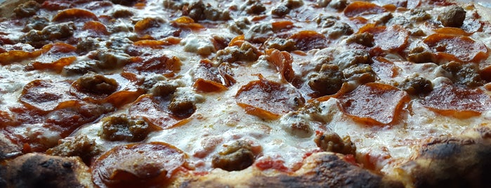 Big River Pizza is one of Kristen : понравившиеся места.