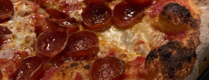 Razza Pizza Artiginale is one of Tempat yang Disukai Kristen.
