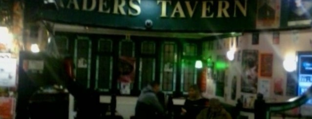 Traders Tavern is one of Locais curtidos por Carl.