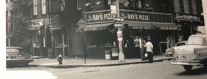 Famous Roio's Pizza is one of สถานที่ที่บันทึกไว้ของ Christopher.
