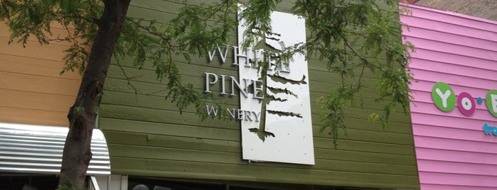 White Pine Winery is one of Debbie'nin Kaydettiği Mekanlar.