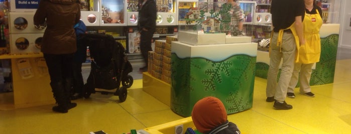 The Lego Store is one of Lugares favoritos de Dan.