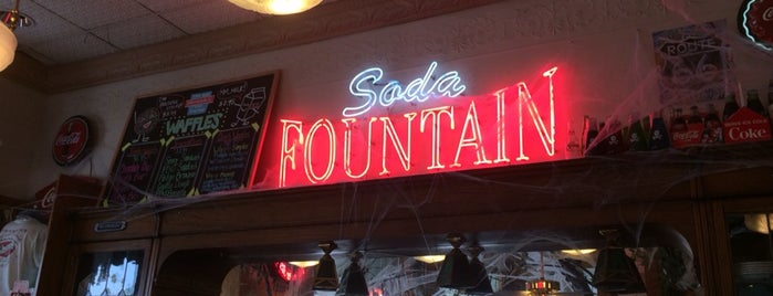 Fair Oaks Pharmacy and Soda Fountain is one of Orte, die David gefallen.