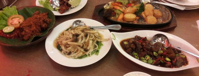 Dharma Kitchen Vegetarian Resto & Café is one of Tempat yang Disukai Tianpao.