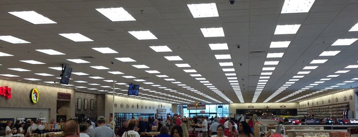 Buc-ee's is one of Allysonさんのお気に入りスポット.