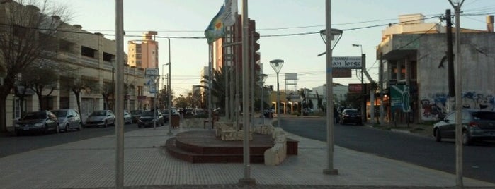 Plaza de las Banderas is one of Lugares favoritos de Ro.