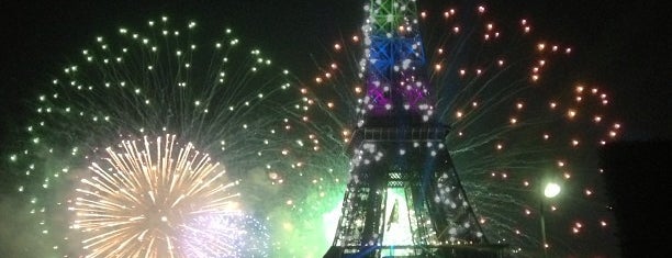 Torre Eiffel is one of Paris, je t'adore....