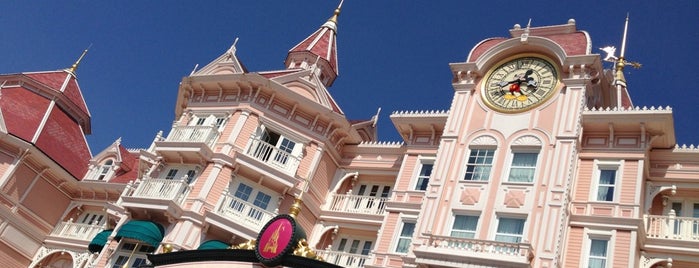 Disneyland Hotel is one of Tempat yang Disukai João.