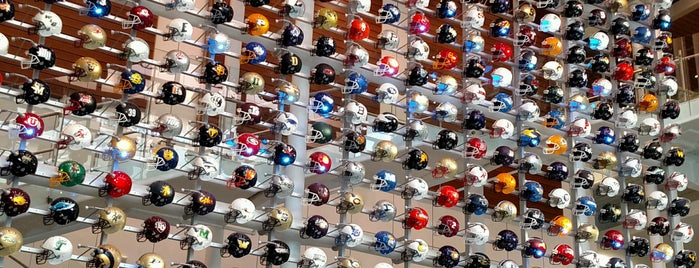 College Football Hall of Fame is one of Tempat yang Disukai Tony.