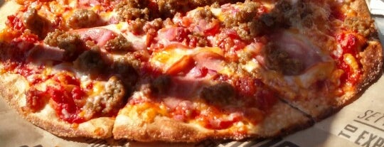 PYRO'S Fire Fresh Pizza is one of สถานที่ที่ Tony ถูกใจ.
