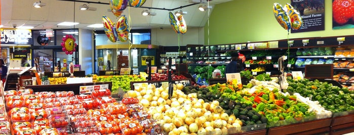 ShopRite of Forest & Richmond is one of Lugares favoritos de Sally.