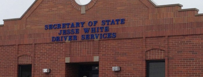 Illinois Secretary of State Driver Services Facility is one of Mikeさんのお気に入りスポット.