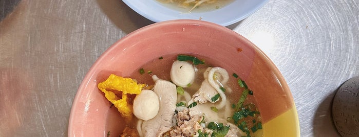 สองบัณฑิต ก๋วยเตี๋ยวหมู ลูกชิ้นปลา is one of Pattaya Restaurant-1 Pattaya　パタヤのレストラン.