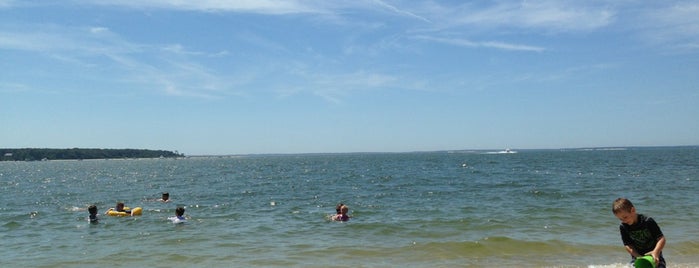 New Suffolk Beach is one of Lugares favoritos de Justin.