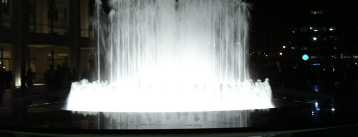 Lincoln Center’s Revson Fountain is one of สถานที่ที่ Will ถูกใจ.