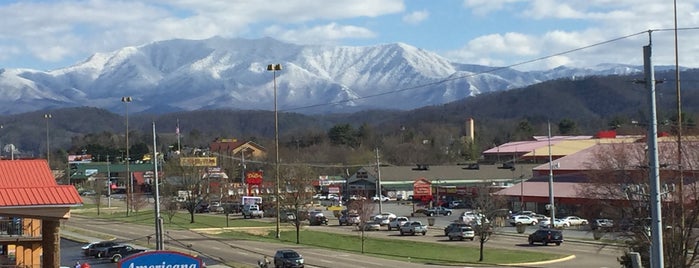 Arbors at Island Landing Hotel & Suites Pigeon Forge is one of Krissy 님이 좋아한 장소.