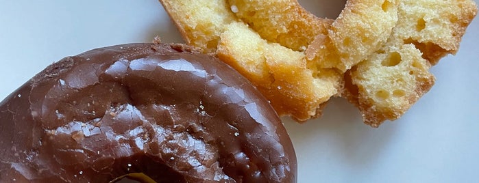 Magee's Donuts is one of Lugares favoritos de Nicole 🏄🏽‍♀️.
