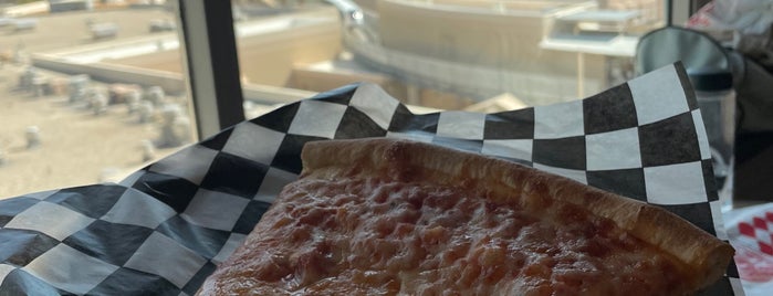 Bonanno's New York Pizzeria is one of Locais curtidos por Darren.