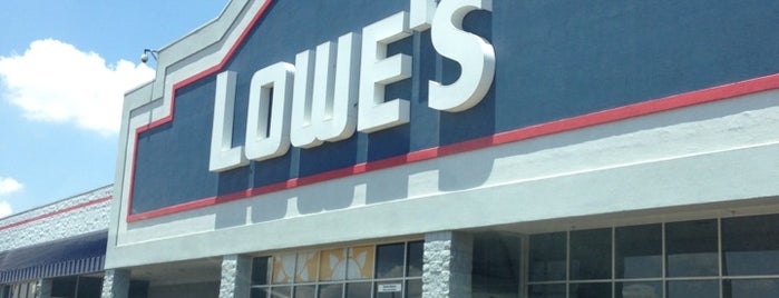 Lowe's is one of Lieux qui ont plu à Jr..