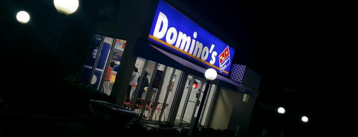 Dominos Pizza is one of Tempat yang Disukai Mitch.