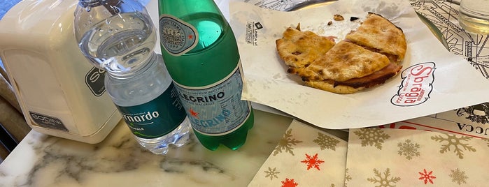 Pizzeria Sbragia is one of Must-visit Food in Lucca.