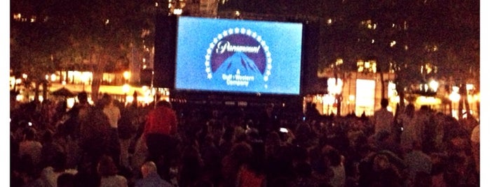 Bryant Park Summer Film Fest is one of Orte, die JRA gefallen.