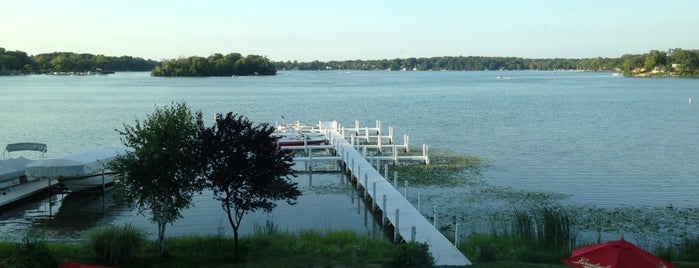 The Waterfront on Brown's Lake is one of Tempat yang Disukai Duane.