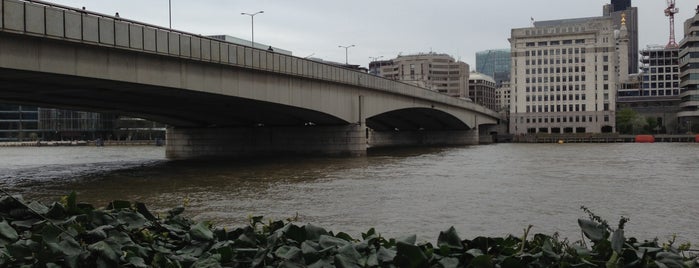 Лондонский мост is one of London.