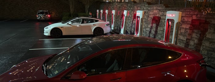 Tesla Supercharging Station is one of Posti che sono piaciuti a Adr.