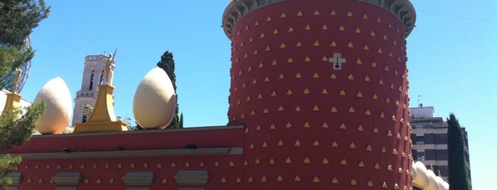 Plaça de Gala i Salvador Dalí is one of Lugares favoritos de Erkan.