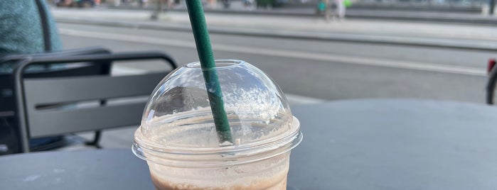 Starbucks is one of Andreyさんのお気に入りスポット.