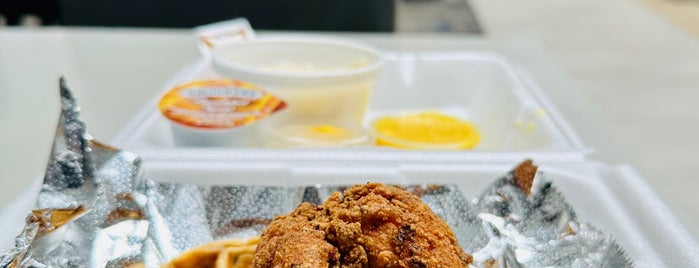Dame's Chicken & Waffles is one of สถานที่ที่ Ethan ถูกใจ.