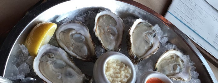 Shuck Seafood and Raw Bar is one of Locais curtidos por Wesley.