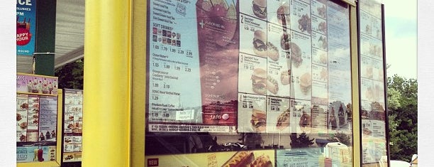 Sonic Drive-In is one of Stuartさんのお気に入りスポット.