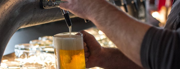 Jónás Craft Beer House is one of Best spots for fruit-flavored beer in BP (2014).