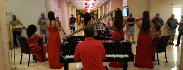Melia Varadero Piano Bar is one of Lugares favoritos de Sloto.