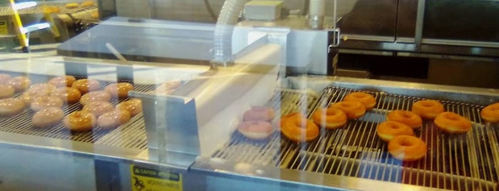 Krispy Kreme Doughnuts is one of สถานที่ที่ DJ ถูกใจ.