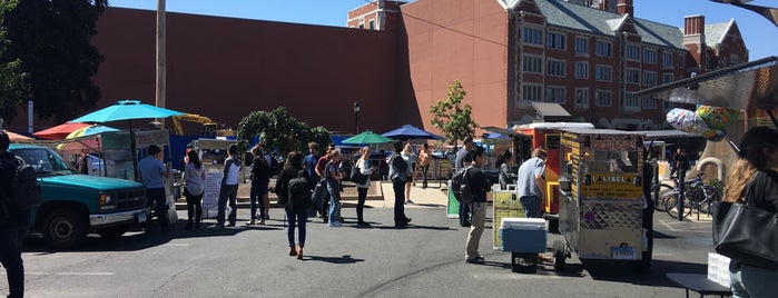 Ingalls Rink Food Carts is one of Tempat yang Disukai Justin.