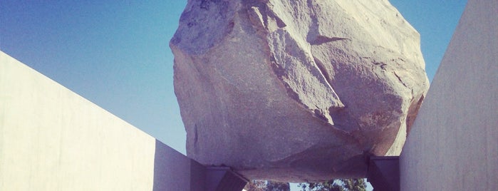 Levitated Mass is one of Locais curtidos por Justin.