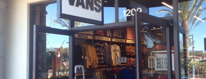 Vans Outlet is one of สถานที่ที่ Justin ถูกใจ.